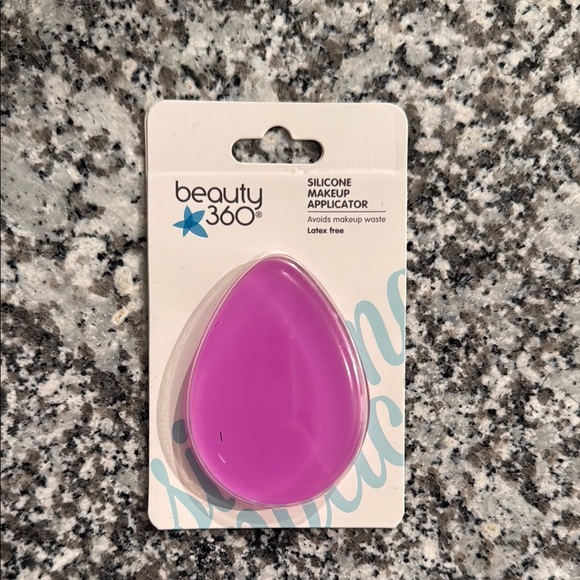 Clinique Skincare and Makeup Essentials Set - Picture 7 of 8